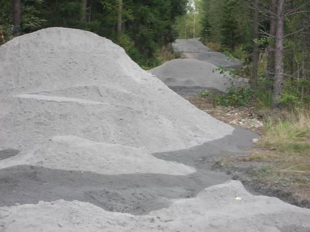 20 30 m, figur 4. Grusvägen jämnades av och rensades från gräs och från synlig organisk jord. Figur 4 Flygaskan utlagd med ca 20 30 m mellanrum. Figure 4 Fly ash was tipped each 20 30 meter.