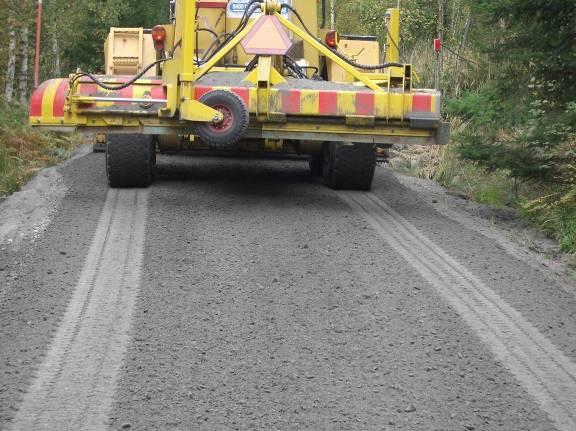 Figure 11 Mixing of gravel and fly ash (a) and end result after levelling wit a road scraper (b).