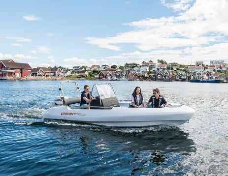 Robust och otroligt sjöduglig allroundbåt med smart design. Pioner 17 Flexi är både bruksbåt och en rejäl styrpulpetbåt för familjen.