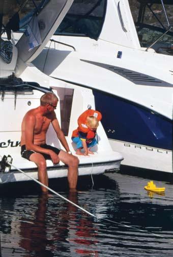 Vem utövar båtliv? Människor i alla åldrar och ur alla samhällsgrupper är ute på sjön. Närmare två miljoner vuxna svenskar var ute på sjön i fritidsbåt under sommaren 2004. HUR ANVÄNDS BÅTARNA?