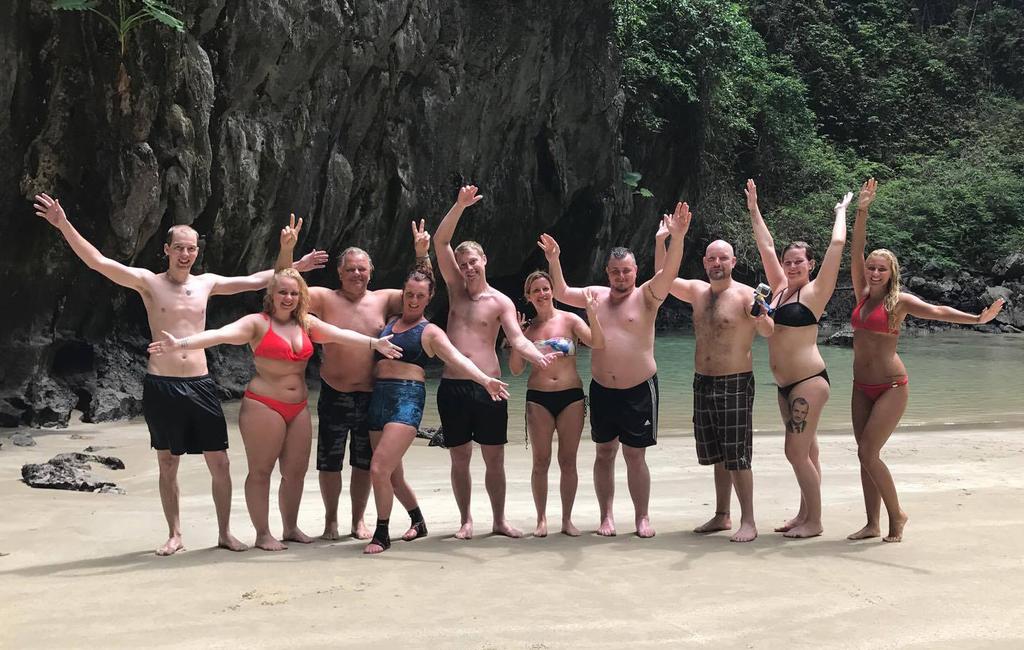 Karin Ersson Josefsson bröt sin rygg på sin smekmånad i Thailand (läs Rikare Vetande nr 1 2017). Hon opererades akut och påbörjade rehabilitering innan hon flögs hem med sjuktransport.