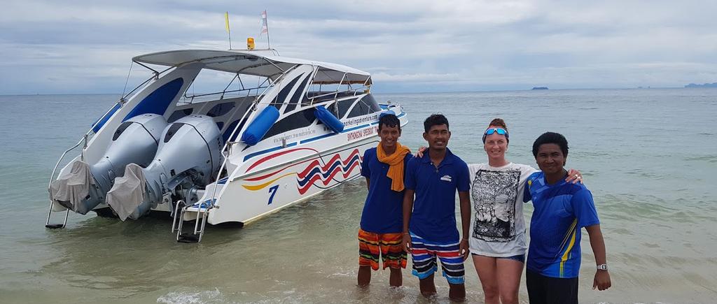 Efter frukosten väntade vår bil som tog oss tillbaks till Bangkok Hospital i Phuket där vi hade en bokad tid med Dr Chaiyut, läkaren som opererade mig.