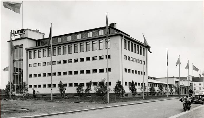 Äldre foto över hur byggnaden såg ut när den uppfördes, innan ombyggnationen längs Väderkvarnsgatan.