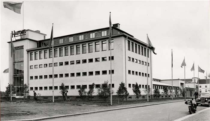 Äldre foto över hur byggnaden såg ut när den uppfördes, innan ombyggnationen längs Väderkvarnsgatan.
