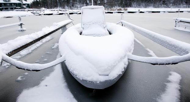 ATLANTICA SÄKERHETSGUIDE 11 Vinterförvaring Båten kvar i sjön eller båten på land vitt skilda situationer. I detta kapitel får du en grundlig redogörelse om hur du hanterar din båt.