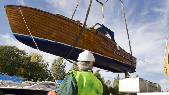 ATLANTICA SÄKERHETSGUIDE 25 Töm båten innan du tar upp den! När du sjösätter din båt eller tar upp den på land är det ett ypperligt tillfälle för tjuven.