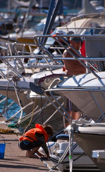 ATLANTICA SÄKERHETSGUIDE 5 Förtöjning Som erfaren båtägare känner du till»att rätt angöra en brygga«. För att vara på den säkra sidan, ta del av våra rekommendationer som tar upp det du bör tänka på.