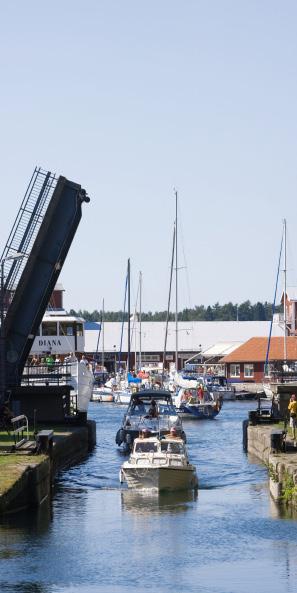 ATLANTICA SÄKERHETSGUIDE 9 Slussning Slussningsproceduren är för många en speciell upplevelse. För vissa av de större kanalsystemen finns tryckta råd, anvisningar, brosignaler och öppettider.