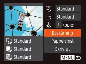 Beskära bilder innan utskrift Genom att beskära bilderna innan utskriften kan du skriva ut den del av bilden som du vill ha i stället för att skriva ut hela bilden. 1 Välj alternativet [Beskärning].