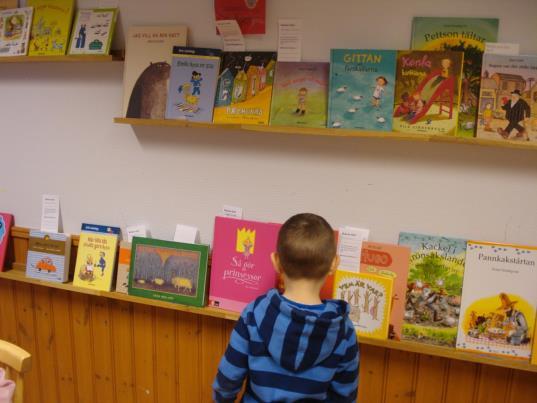 Vad är läsning i förskolan? Läsfrämjande- att stimulera läsintresse och utveckla läsvanor med syfte att skapa förutsättningar för läsning, läsförståelse och skrivförmåga.