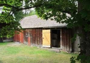 Bilden till vänster visar stengrunden och ena grindstolpen.