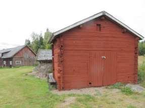 Den ålderdomliga boden har troligen funnits i byn länge,