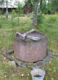 Den bevarade ladugården och brunnen