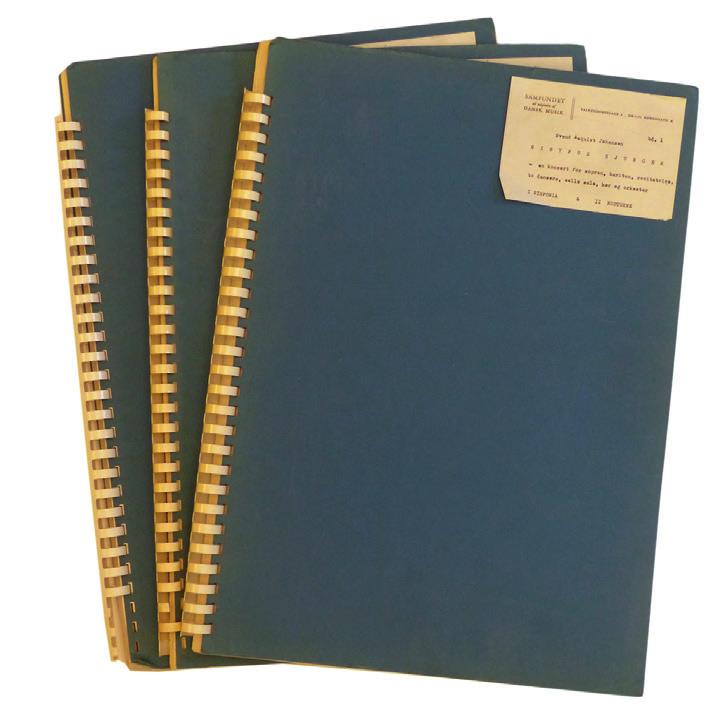 2 AAQUIST JOHANSEN, Svend. Sisyfos sjunger - en konsert för sopran, bariton, recitatrice, to dansere, cello solo, kor og orkestre. [=Omslagsetiketter]. Duplicerat och delvis maskin- och handskrivet.