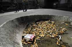 Är det OK att slänga fimp ar och cigarettförpackningar medan hundägare plockar upp hundbajs och alla vi andra sopsorterar och kastar vårt skräp från matförpackningar på rätt ställe?