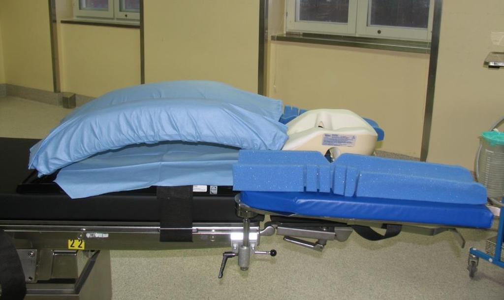 Bilaga 1 Positionering på vagga Max patientvikt på vaggan: 135 kg. Planbord med ryggkuddar är ett alternativ för tunga patienter och/eller de med stort bukomfång.
