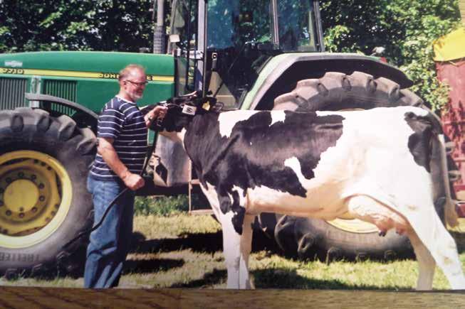 Han har alltså mjölkat i hela 60 år, vilket blir 21 900 dagar och 43 800 mjölkningar. 1969 tog Jan över föräldragården där det då fanns 18 kor. 1976 minns Jan att han fick sin första sovmorgon.