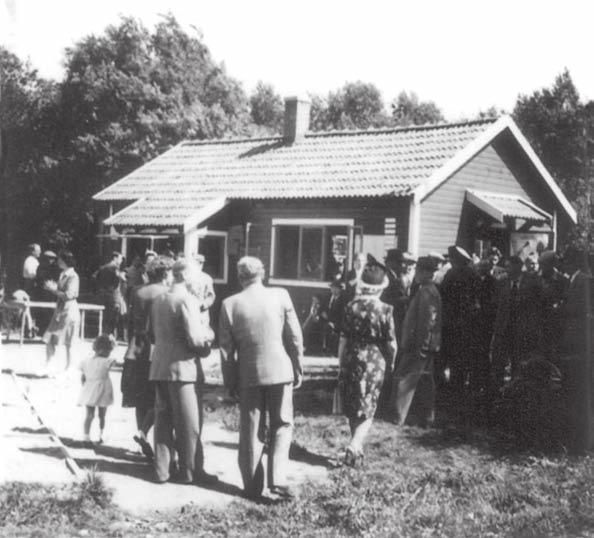 Klubbstugan vid skjutbanan i Slagtofta. Foto: Per-Gunnar Mörck, 1950-talet. När Karna några dagar senare får se vad som är kvar av hennes torp brister hon ut i gråt.
