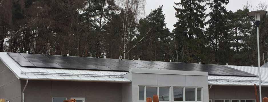 På det falsade plåttaket monterades 66 st solceller av den snygga modellen full