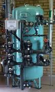 Attraktionen av PFAS-ämnen med anjonbytarmassor beror delvis på elektrostatiska interaktioner. Hos hydrofila ämnen med korta kedjor, t.ex.