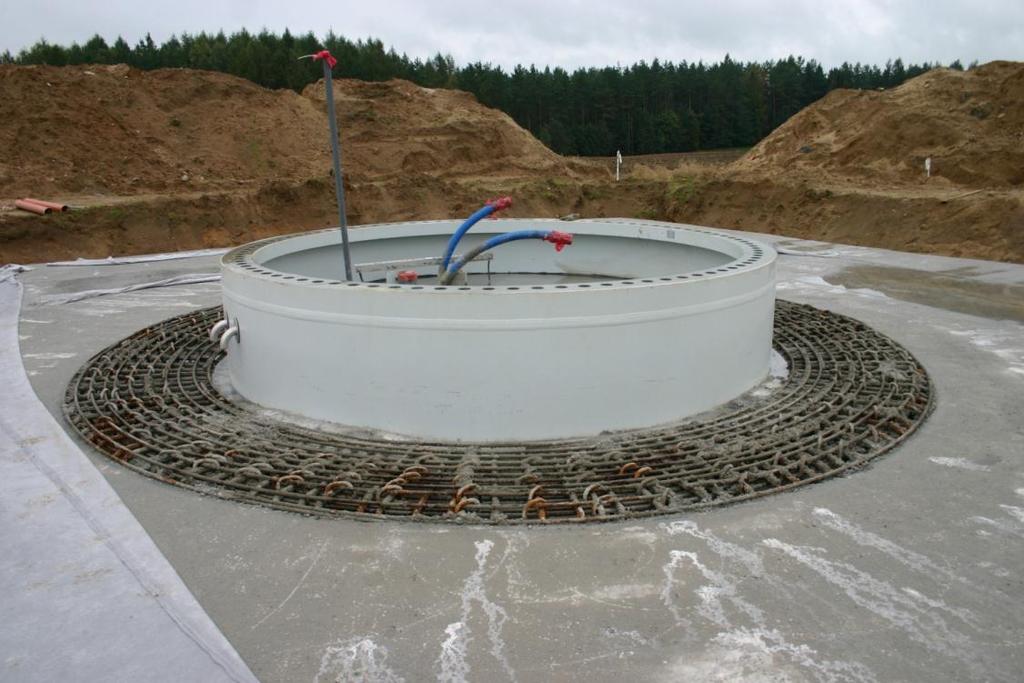 Figur 2.4. Exempel på gravitationsfundament, under byggnation. Under byggtiden kommer det att krävas uppställningsytor för exempelvis de kranar som används för att montera ihop vindkraftverken.