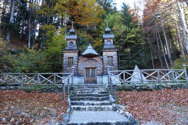 Från Ljubljana reser du vidare med lokalbuss till Kranjska Gora och från Klagenfurt reser du vidare med tåg till Jesenice, därifrån kan du resa vidare med lokalbuss till Kranjska Gora.