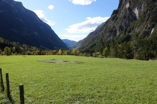 Du kan antingen ansluta leden där du lämnaden dagen innan vid smedjan eller så fortsätter du en bit längs landsvägen till en campingplats där du ansluter leden.