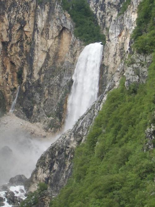 Alpe-Adria Trail, Kranjska Gora Rifugio Solarie Kranjska Gora, 6 nätter 4(8) Boka-fallet Strax efter leden upp till Boka-fallet passerar leden Penzion Boka, lämpligt för lunch in du fortsätter över
