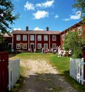 Här finns stora samlingar av allmogeföremål från tre sekel. Möt dekorationsmålarna och kvinnorna och männen som räddat gården flera gånger.