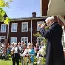 trebyggd med öppning mot söder, och med vackra brokvistar.
