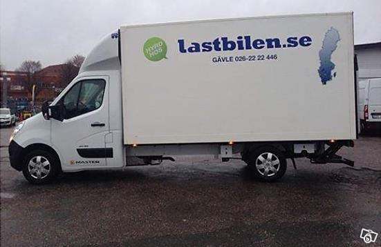 Kamouflerat militärt system Lätt lastbil med bakgavellyft och kapell av tyg eller