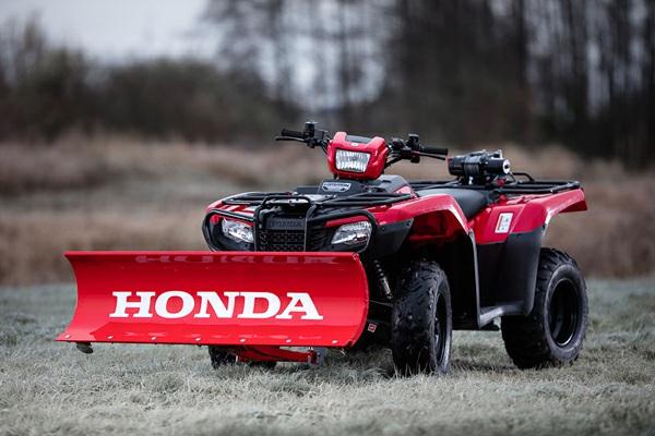 Lilla skogspaketet stel axel Ett kompetent paket med hög kvalitet. Arbetsmyran Rancher med skyddsplåtar samt en främre lågt monterad WARN 3000 vinsch med knappstyrning på styret.