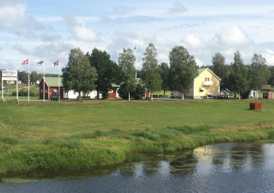 Alla har också egen ingång och en liten uteplats med sittmöbler. En mataffär finns 300 meter bort i byn Sangis centrum. På andra sidan älven finns Choice restaurang, pizza, hamburgare och thaimat.