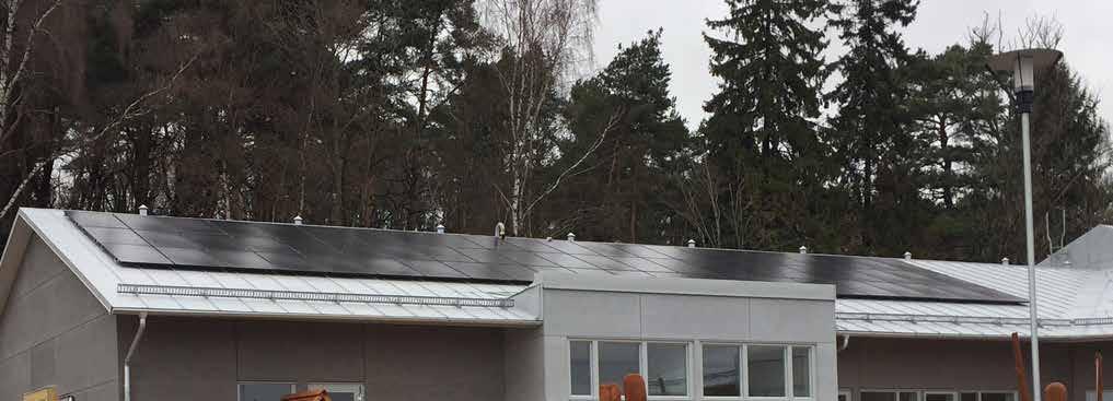 På det falsade plåttaket monterades 66 st solceller av den snygga modellen