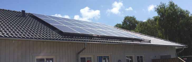 Överskottsenergin från solen lagras i batteriet för att avge energi på kvällen.