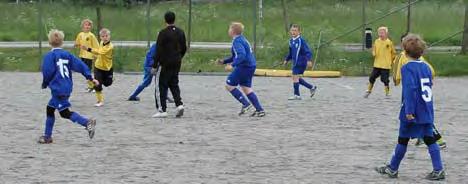 I Huddinge fotboll finns många lag, var av några både tränar och har medlemmarna som bor i Fullersta. Vista och Källbrink används som hemmaplaner.