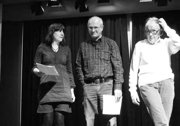 Huddingerevyn blev byxmyndiga 2010 Varje år producerar Huddingerevyn en nyskriven revy som genom sketcher, sång och rörelser till musik på ett humoristiskt eller satiriskt sätt speglar aktuella
