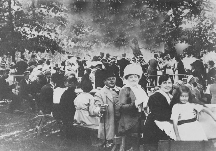 Fullersta dansbana Text: Sture Moberg. Ett tack till Gun Nyström och Huddinge Hembyggdsförening för hjälp med bilder och information. Fullersta dansbana midsommarafton 1918.