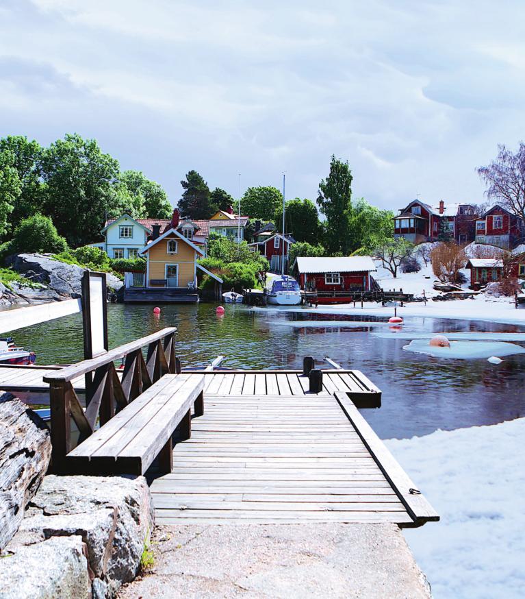 VAXHOLM ARCHIPELAGO EXPERIENCES ALL YEAR ROUND Skärgårds upplevelser året runt In Vaxholm fisherman cottages mix with