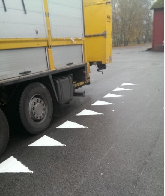 installation av symbol och linjeläggning på vägmarkeringsfordon.
