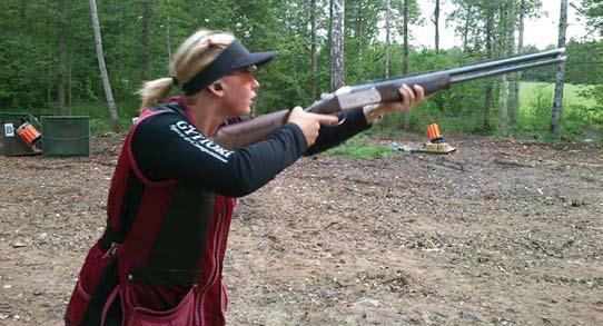 Rebecka Bergkvist - en tjej med siktet inställt på guld Rebecka är en Fåglumstjej med ett stort intresse för lerduveskytte och då framförallt grenen sporting som hon idag tävlar i.