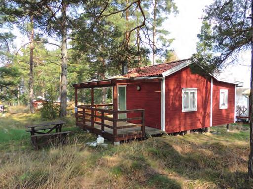 Du har bra utsikt mot havet som ligger strax intill. Den här stugan är renoverad med ny wc och dusch.