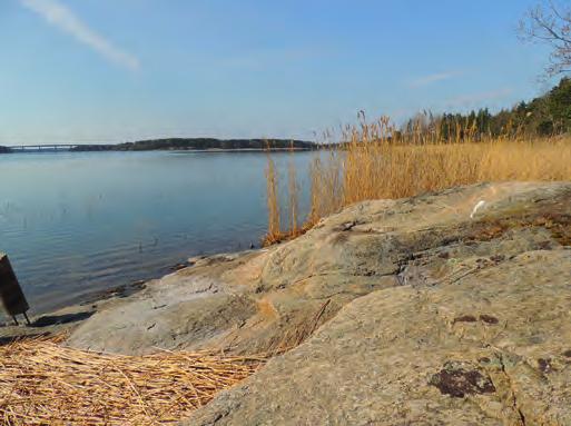Denna tomt är en av två med helt enskilt läge tidig morgon till tidig kväll. på området.
