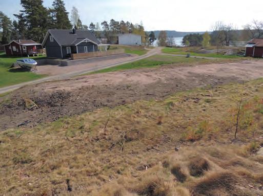 Det finns en mycket bra platå att bygga hus på vilket ger ett underbart läge.