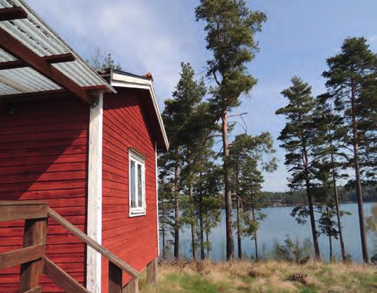 havsutsikt åt flera håll. Den ligger högt med angränsande tomter nedanför.