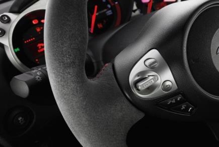 automatisk 1-trycksfunktion upp/ner, på förarsidan Interiör Elektronisk digital display med multifunktionsfärddator, multifunktionsmätare, digital växelindikator, aktuell bränsleförbrukning, körtid,