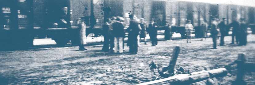 his torisk a fak ta Det judiska gettot i Munkács vaktas av en ungersk militärpolis. Judar från ett ungerskt getto väntar på deportation.