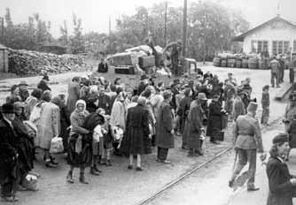 förintelselägret Auschwitz-Birkenau i maj 1944. Tyska SS-läkare och officerare skiljer män och kvinnor åt. Ett fåtal tas ut till arbete.