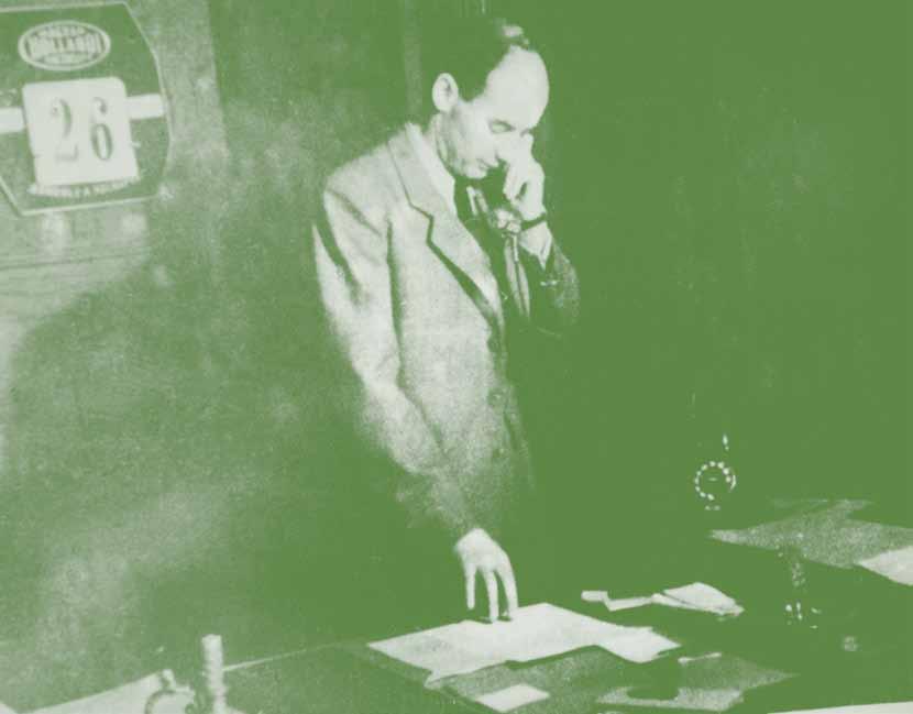 Raoul Wallenberg vid sitt skrivbord på svenska ambassaden i Budapest. Foto : Thomas Veres, reproduktion: Karl Gabor och bostäder. Snart arbetar ett fyrtiotal frivilliga tillsammans med honom.