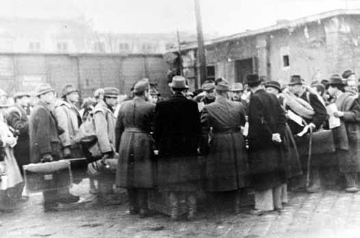 Thomas Veres berättar: På tågstationen fanns mellan 10 000 och 15 000 judar som skulle deporteras. De hade hämtats från Budapest och arbetslägren runtomkring staden. [ ] Wallenberg var där.